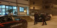 Aggredisce la moglie e i carabinieri: arrestato