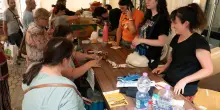 Il mercatino dell’usato, folla ai Cappuccini: “Tutti in fila per il vintage”