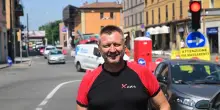 I cantieri in via Massarenti. Il meccanico stretto nel traffico: "Qui è il Far West, ma resisto"