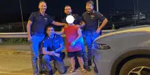 Paura per un ragazzino. Vaga di notte in strada: lo "salvano" gli agenti