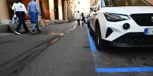 Strisce blu disegnate male, spuntano altri casi in centro a Bologna: “Non rimuoviamo più le auto”