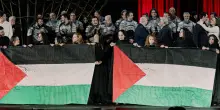 Sferisterio per la Palestina. Bandiere dopo l’opera. Applauso del pubblico