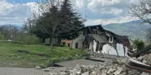La frana scende e inghiotte la terza casa