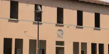 Ex scuole di Spazzate. Comincia la demolizione. Poi il nuovo centro civico