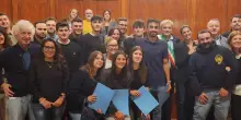 Aiutano gli amici orfani, premiati dal sindaco