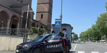 Strappano la collana d’oro all’anziana con la tecnica dell’abbraccio: denunciati