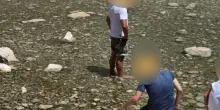 Lago di Pilato, turisti con i piedi a mollo