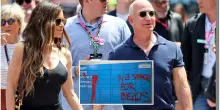 Blitz contro Bezos anche a Bologna: imbrattati alcuni Amazon lockers