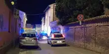 Lanciano oggetti contro i passanti poi aggrediscono gli agenti: due arresti