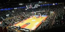 Forlì, al Palafiera non c’è più la curva. Basket, protesta contro la società: ancora veleni dopo scontri e divieti