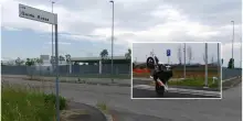 Folli sfide in scooter: ragazzo di 16 anni lotta per la vita a Cesena