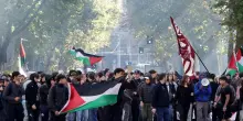 Licei e scuole scioperano per Gaza. I picchetti e poi il corteo in centro. Traffico ancora in tilt e viali bloccati