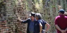 I lavori sulle mura storiche. Costi in più per i vandali