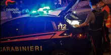 Urta lo specchietto di un’auto: preso a pugni in mezzo alla strada