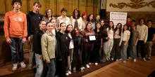 Teatro in classe. Premiati i giovani critici del liceo linguistico Alpi