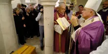 Don Edo, il ritorno a ’casa’. Il vescovo Spina commosso:: "Per me era come un fratello". Vangelo e due rose sulla bara