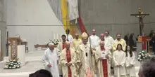 Consacrata la chiesa. E l’80enne don Mario resta