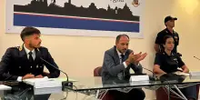 Attirata in trappola e rapinata. Le promettono lavoro per il figlio. Poi la sequestrano e la picchiano