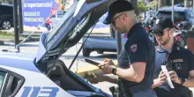 Molesta i clienti nel locale. E se la prende con la polizia
