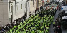 La carica dei 18mila. Un fiume di penne nere invade tutta la città