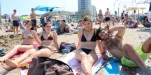 La stagione parte col piede giusto. Primo bagno di folla per la riviera: "Come un Ferragosto anticipato"