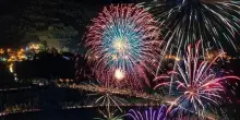 Fiastra tra musica, mercatini e stand. I fuochi d’artificio illuminano il lago