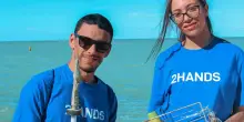 Volontari puliscono la spiaggia