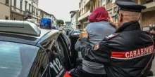 Tentata rapina al supermercato. Punta un coltello alla cassiera. Militare in pensione lo blocca. Arrestato un quindicenne