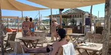 La stretta sui chiringuito. Addio postazione per i deejay: tolti i sigilli al bagno Tortuga