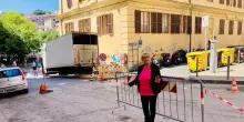 Protesta in via Carducci: "Solo transenne e camion, i nostri negozi sono spariti. Cancellati altri parcheggi"
