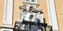 Alieni su tetti e balconi. È l’ora della festa in centro