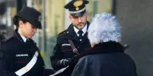 Tentano di truffare un’anziana traverstiti da carabinieri: presi
