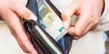 Vita da incubo col figlio violento: prende a pugni la madre per 5 euro