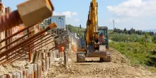 Morto sul lavoro ad Acquasanta Terme: schiacciato da un escavatore