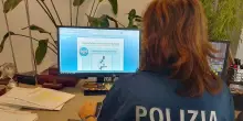Guida con la patente falsa e danneggia tre auto, scatta la denuncia