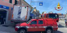 Fano, camion contro un cantiere: paura sulla Statale 16. Due feriti