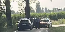 Fuggono in auto dal posto di blocco