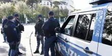 Ladro scoperto a rubare una bici. Picchia il proprietario per fuggire