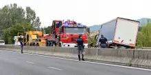 Tir falcia una famiglia: morta bimba di 8 anni. Tragico incidente a Perugia, Argenta in lutto