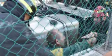 Operaio schiacciato sotto a un camion, salvato un attimo prima della tragedia