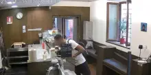 Il ladro seriale non si ferma. Ruba cassa al ristorante: inseguimento da film, preso
