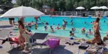 A bordo piscina per rinfrescarsi. Altro che mare. Boom di famiglie tra spaghetti, frittura e dj set