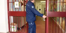Cocaina e hashish per il parente in carcere nascosti nelle parti intime