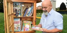 Libri dati alle fiamme, appello ai baby vandali: “Aiutateci a ricomprarli”
