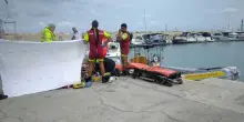 Si tuffa: 23enne affiora senza vita davanti agli occhi degli amici. Era in vacanza a Sirolo con la madre
