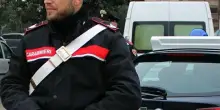 Rapinato in pieno centro. Preso a bottigliate in testa per rubargli il bancomat