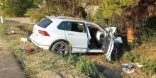 Auto sbanda e finisce contro un albero a Rio Saliceto, 4 feriti gravissimi