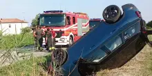Si ribalta con l’auto: paura per mamma e figlioletta