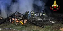 Pesaro, notte di fuoco: capanno agricolo distrutto dalle fiamme