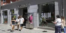 È iniziato il tempo dei saldi: "Potere d’acquisto ridotto. Posticipiamo gli sconti"